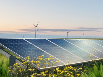 Bild KI generiert: Photovoltaik-Anlage auf Agrarfläche mit Windkraftanlagen im Hintergrund Photovoltaik-Anlage auf Agrarfläche mit Windkraftanlagen im Hintergrund