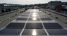 Blick auf ein Hausdach mit zahlreichen schwarzen Solarmodulen der Photovoltaikanlage Plauen Blick auf ein Hausdach mit zahlreichen schwarzen Solarmodulen der Photovoltaikanlage Plauen
