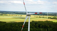 Nahaufnahme der Spitze eines Windkraftrads mit rot-weißen Rotorblättern im Windpark Frehne Nahaufnahme der Spitze eines Windkraftrads mit rot-weißen Rotorblättern im Windpark Frehne