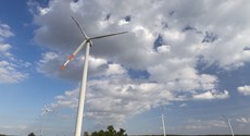 Panoramablick aus der Froschperspektive auf den Windpark Woschkow unter Cumuluswolken Panoramablick aus der Froschperspektive auf den Windpark Woschkow unter Cumuluswolken