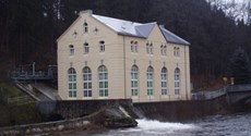 Blick vom Wasser aus auf das Hauptgebäude der Wasserkraftanlage Borstendorf Blick vom Wasser aus auf das Hauptgebäude der Wasserkraftanlage Borstendorf