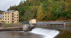 Blick über das Stauwehr auf die Gebäude der Wasserkraftanlage Liebenhain Blick über das Stauwehr auf die Gebäude der Wasserkraftanlage Liebenhain