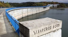 Blick über Staumauer und Wasserfläche der Wasserkraftanlage Pöhl Blick über Staumauer und Wasserfläche der Wasserkraftanlage Pöhl