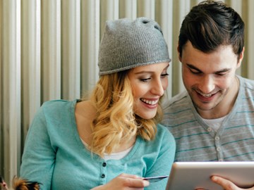 Mann und Frau sitzen mit Hund vor einem Heizkörper Mann und Frau sitzen mit Hund vor einem Heizkörper