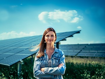 Mitarbeiterin in einem Solarpark der envia THERM Mitarbeiterin in einem Solarpark der envia THERM